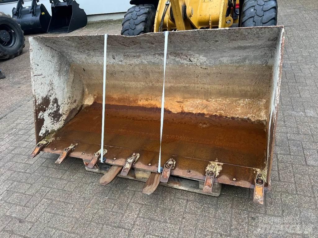 CAT 908M Iekrāvēji uz riteņiem