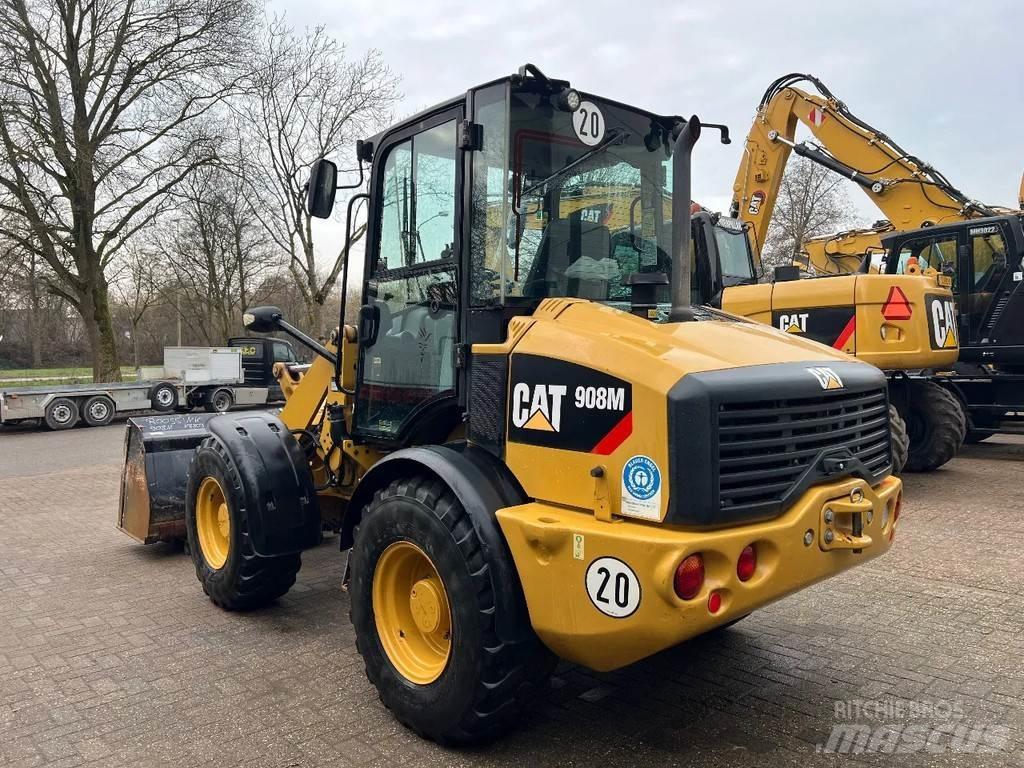 CAT 908M Iekrāvēji uz riteņiem