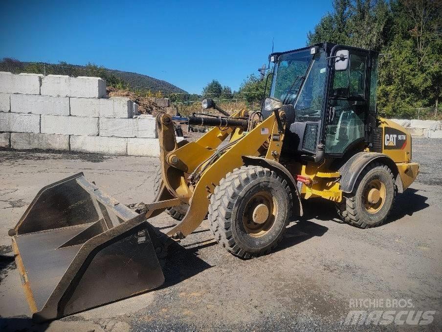 CAT 907 M Iekrāvēji uz riteņiem