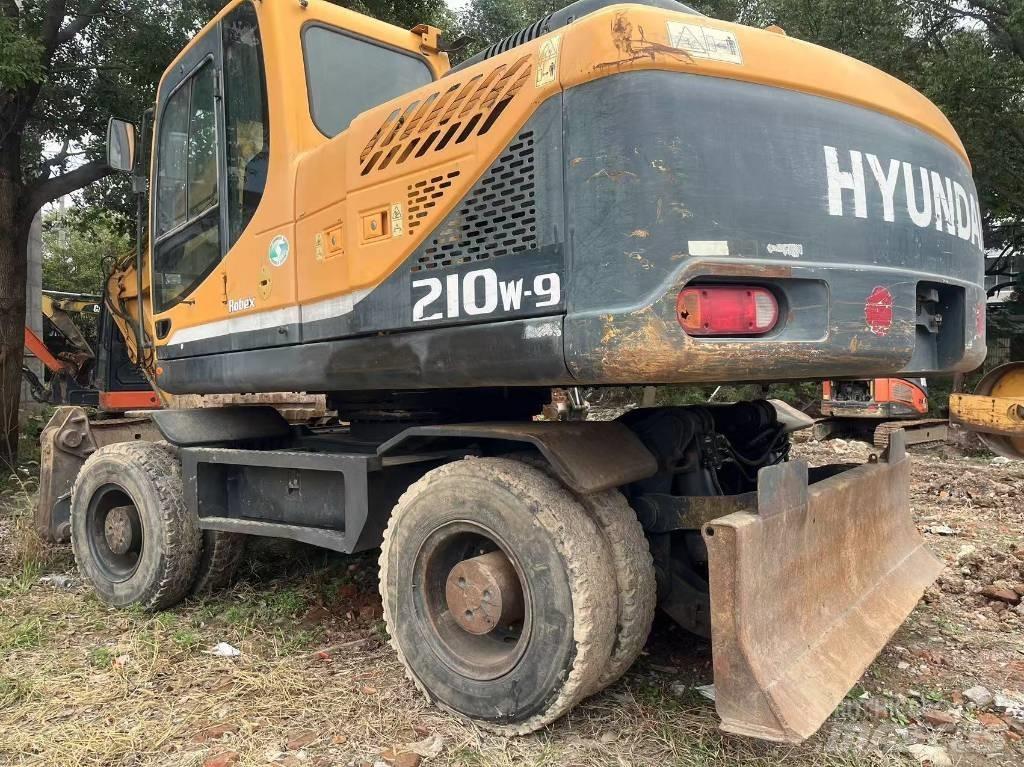 Hyundai R210W-9 Ekskavatori uz riteņiem