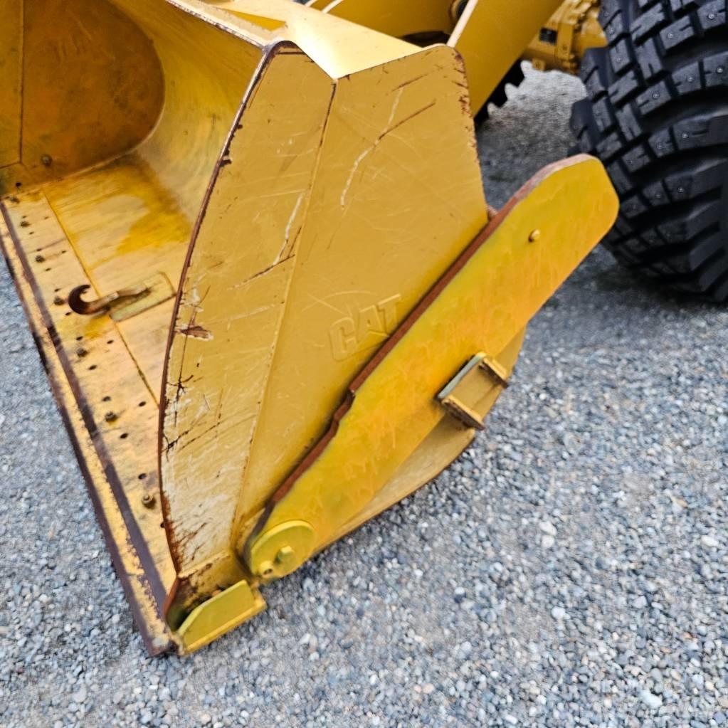 CAT 910M Iekrāvēji uz riteņiem