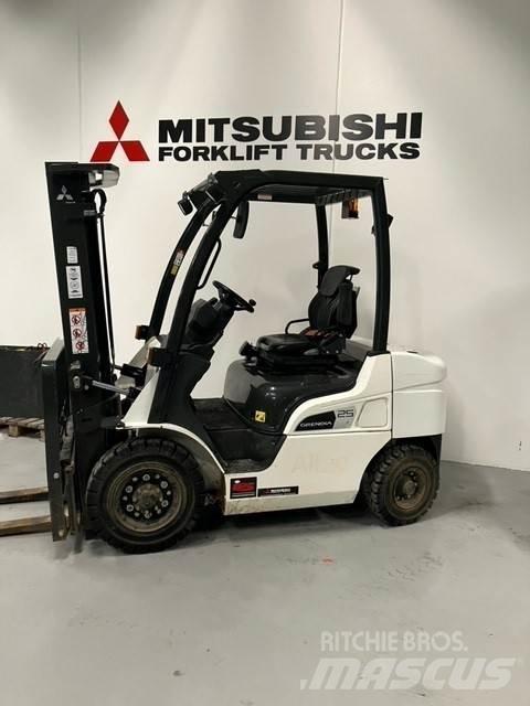 Mitsubishi FD25N3 Tehnika ar dīzeļa dzinēju