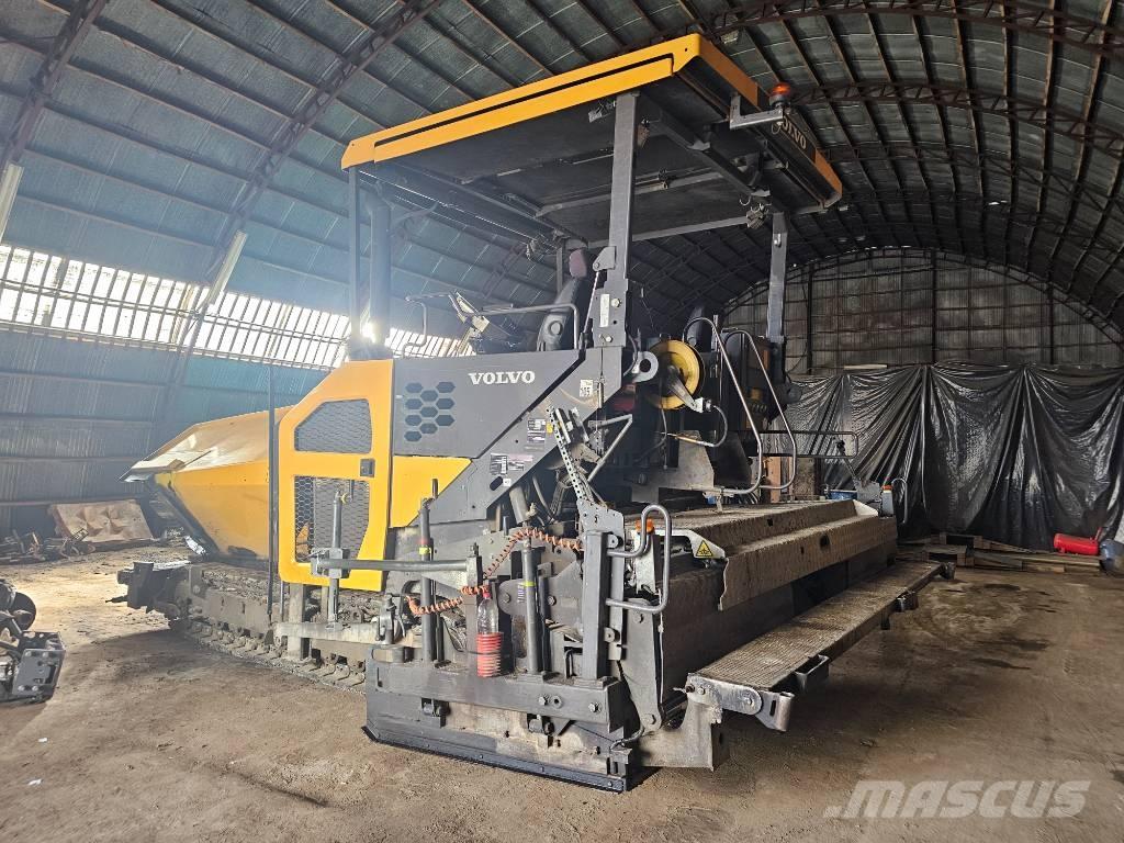 Volvo P6820C Asfalta klājēji