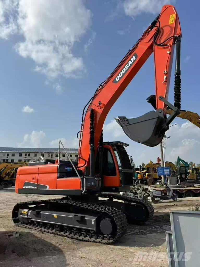 Doosan 225 LCA Kāpurķēžu ekskavatori