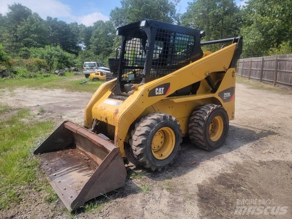 CAT 252 B 3 Lietoti riteņu kompaktiekrāvēji
