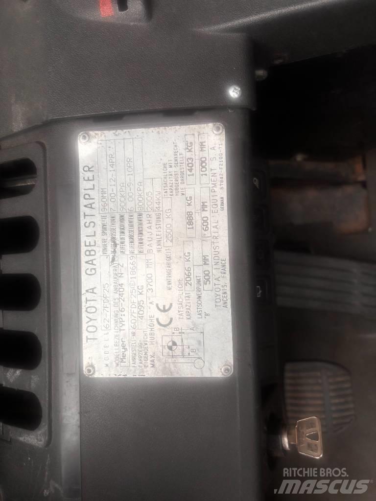 Toyota 62-7 FDF 25 Tehnika ar dīzeļa dzinēju