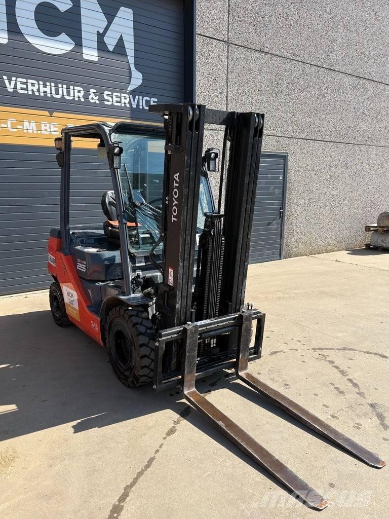 Toyota 8 FDF 25 Tehnika ar dīzeļa dzinēju