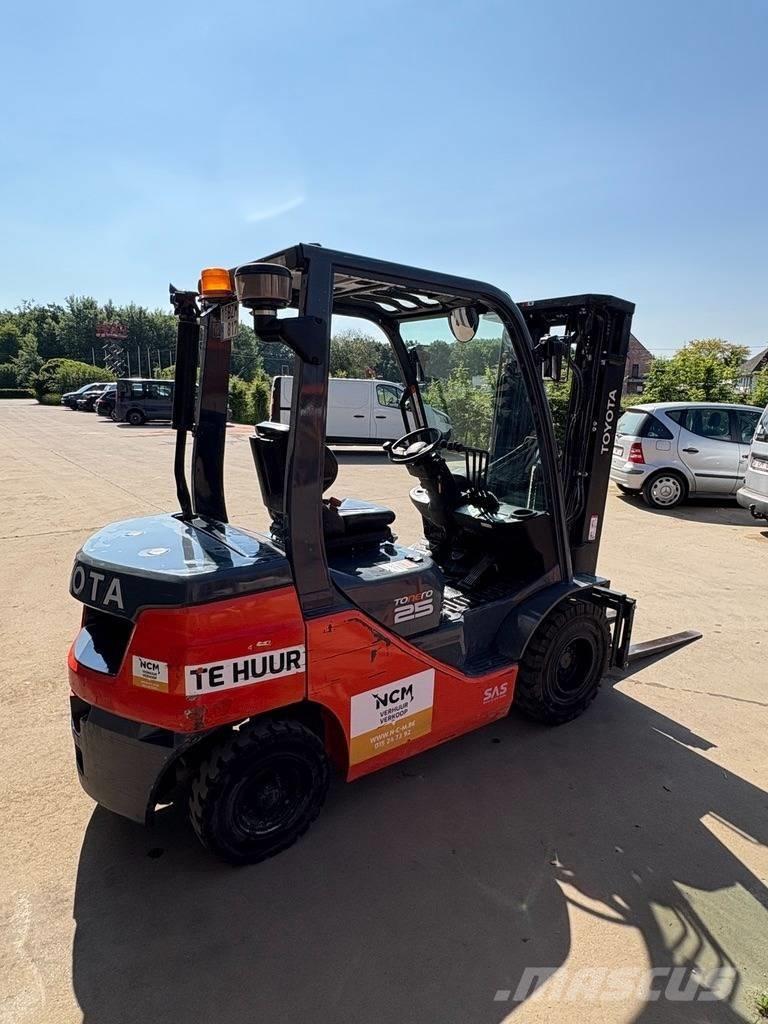 Toyota 8 FDF 25 Tehnika ar dīzeļa dzinēju