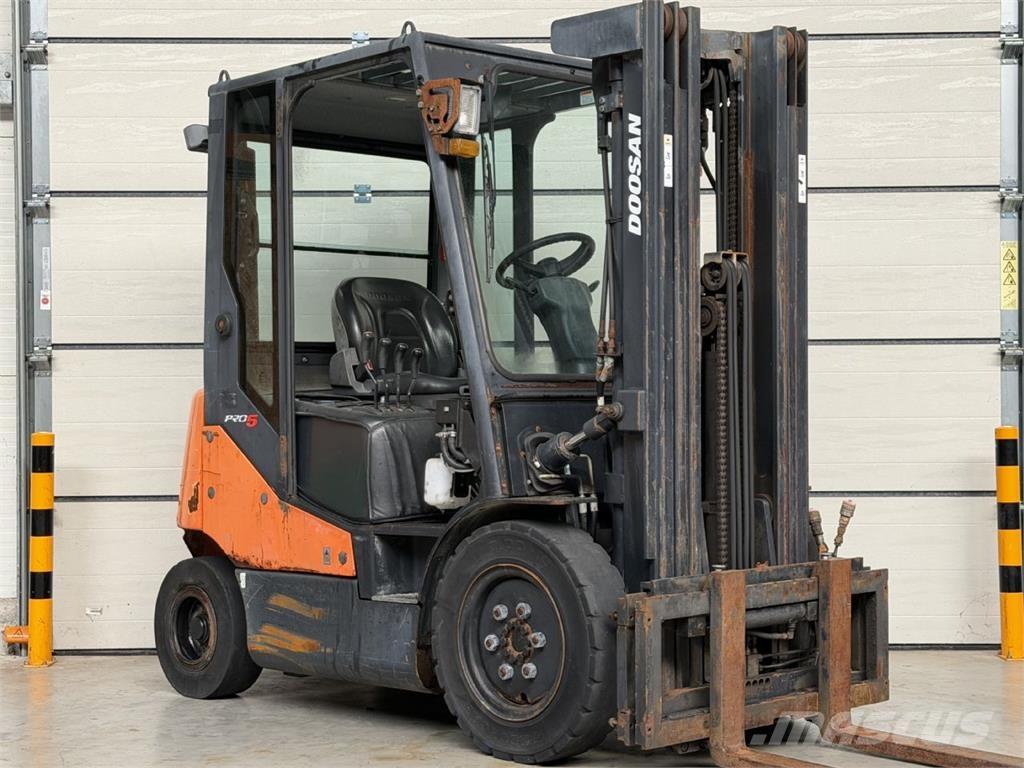 Doosan D20S-5 Tehnika ar dīzeļa dzinēju