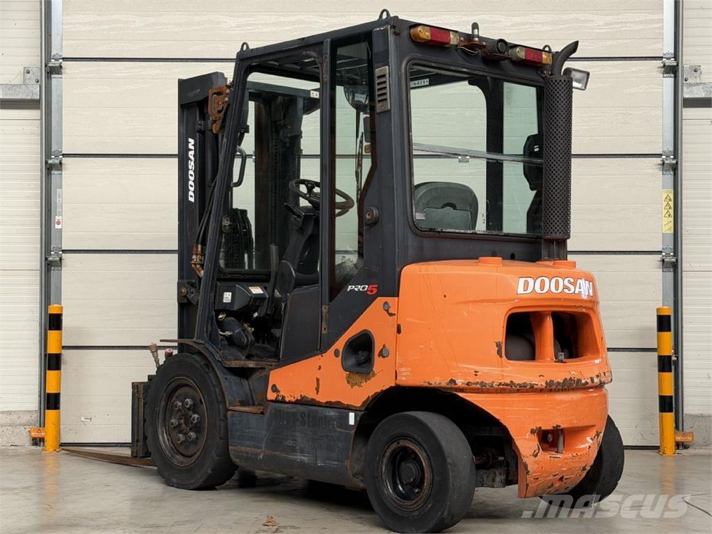 Doosan D20S-5 Tehnika ar dīzeļa dzinēju