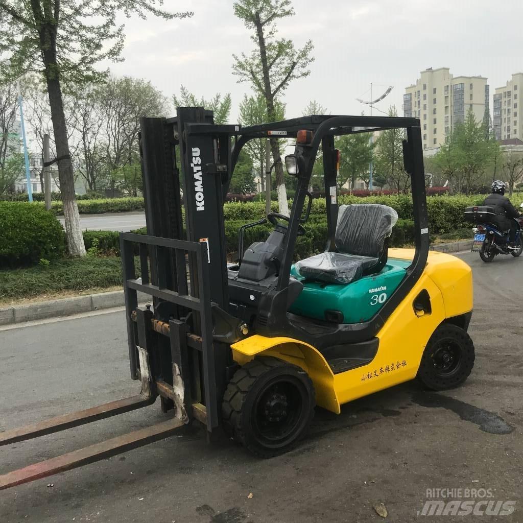 Komatsu 30 Tehnika ar dīzeļa dzinēju