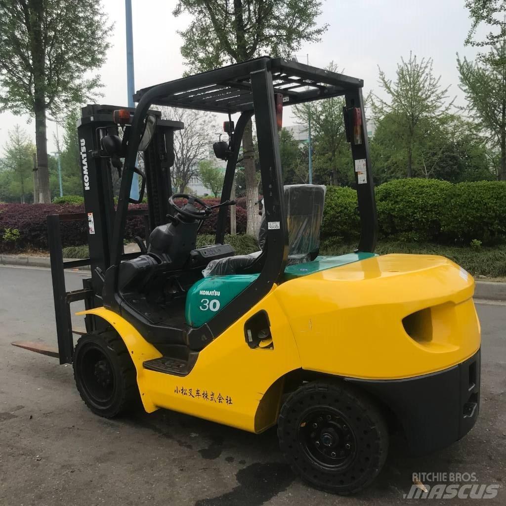 Komatsu 30 Tehnika ar dīzeļa dzinēju