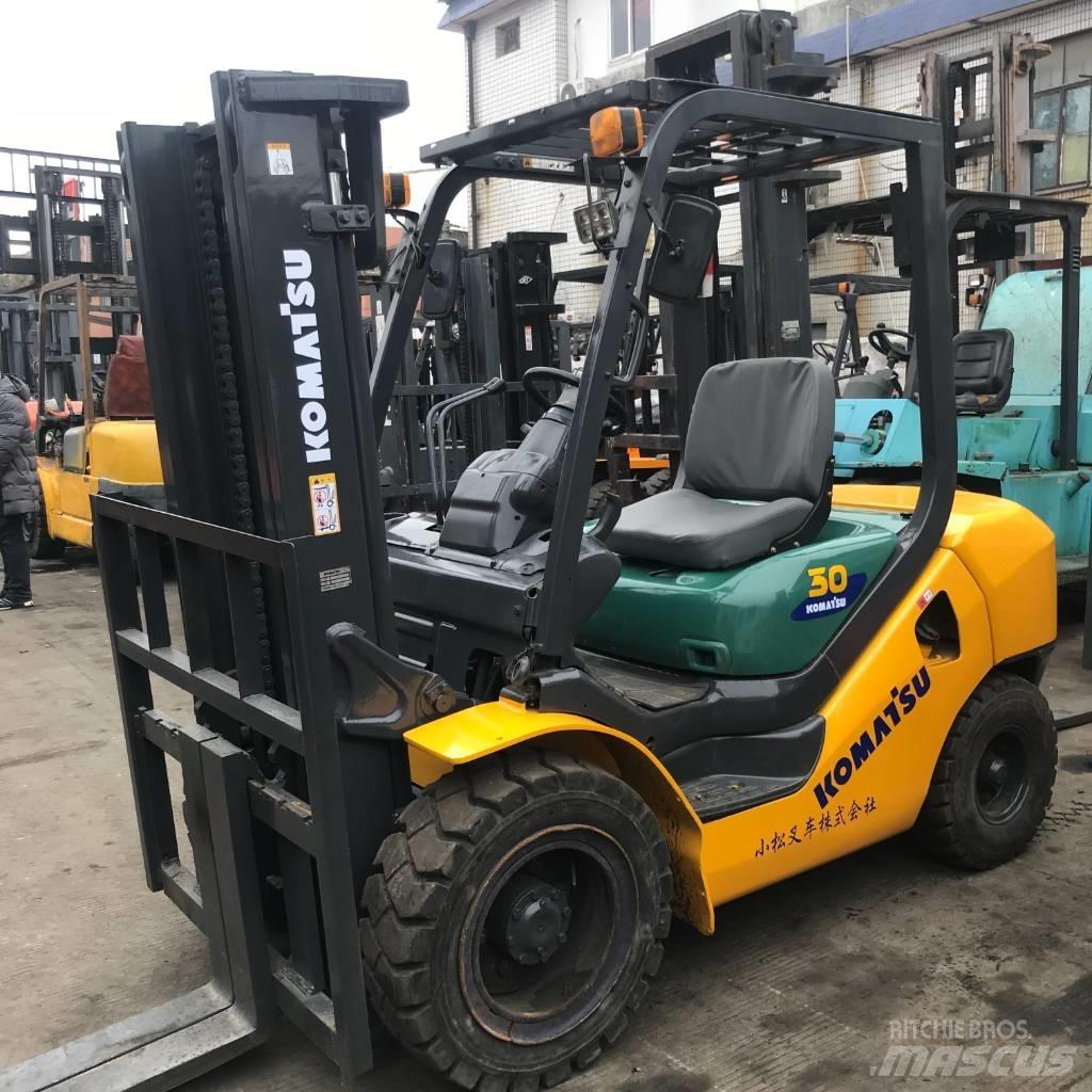 Komatsu 30 Tehnika ar dīzeļa dzinēju
