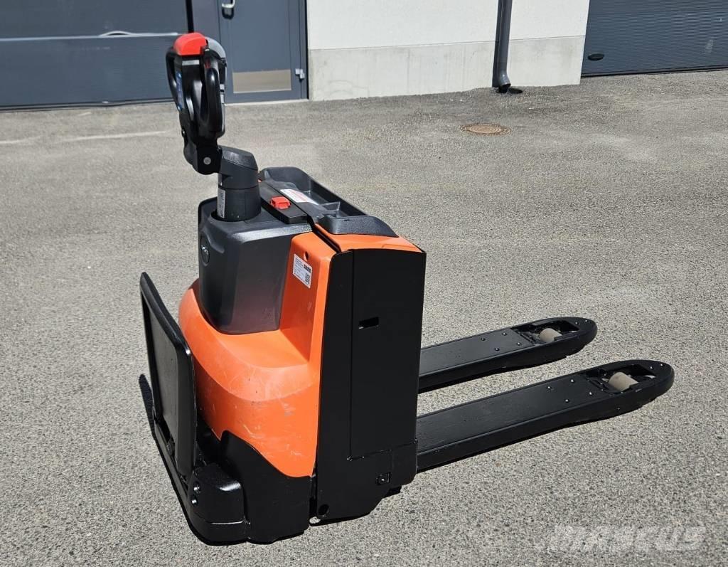 Toyota LWE 200 (myyty) Hidrauliskās stalažas ar platformu