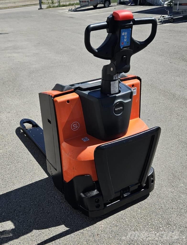 Toyota LWE 200 (myyty) Hidrauliskās stalažas ar platformu