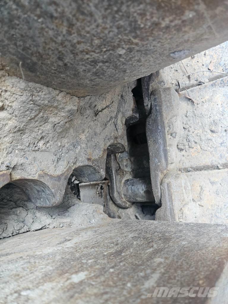 Hyundai Robex 300 LC Kāpurķēžu ekskavatori