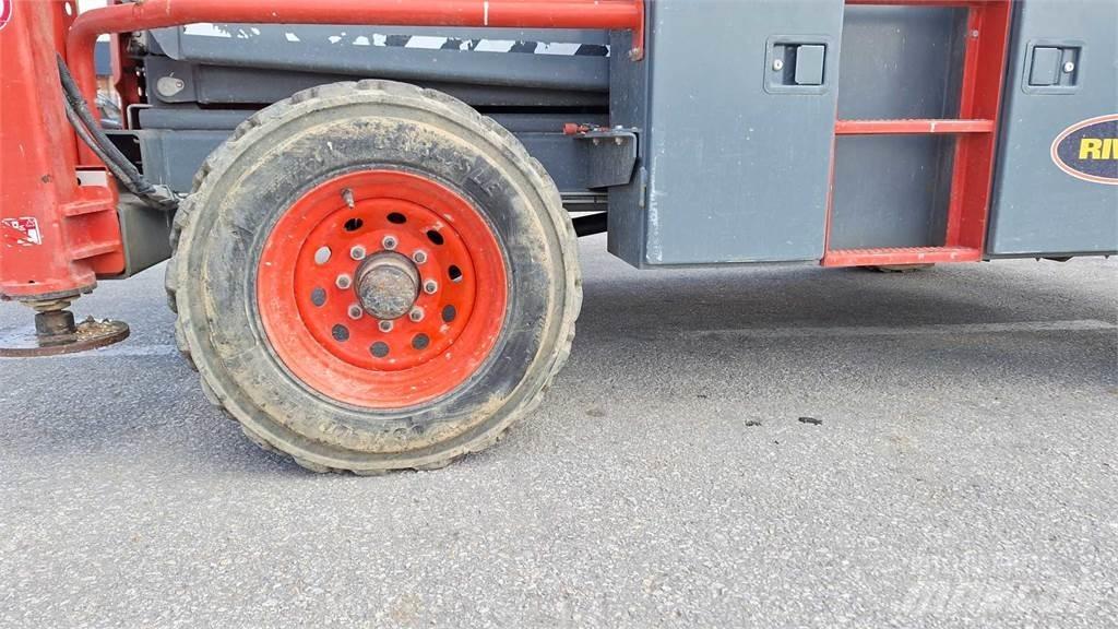 SkyJack 8841RT Šķerveida pacēlāji