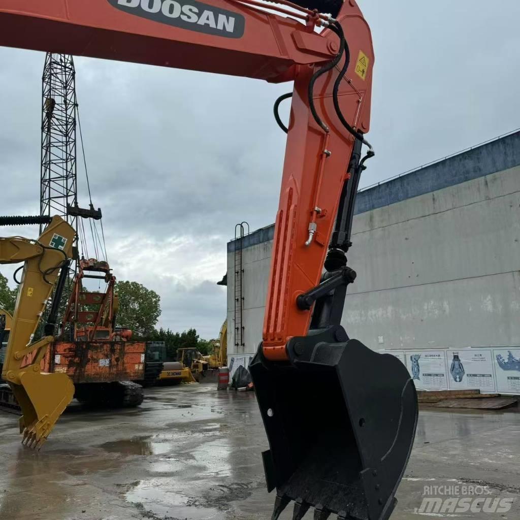 Doosan DX 225 LC Kāpurķēžu ekskavatori