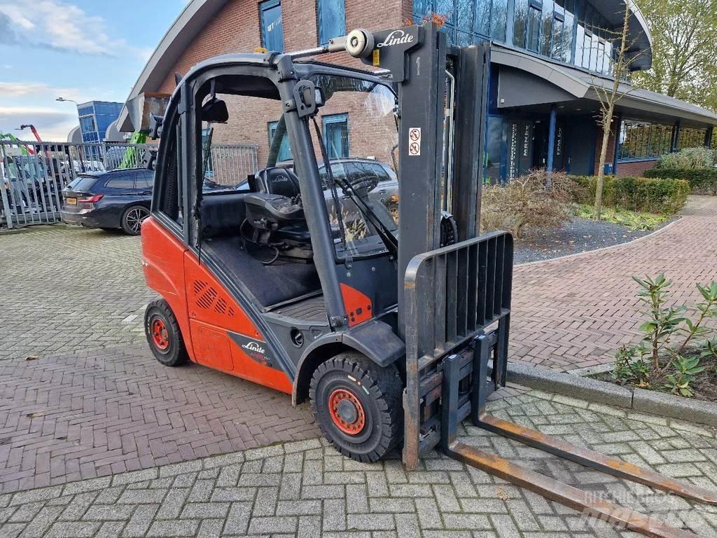 Linde H25D-02 Tehnika ar dīzeļa dzinēju