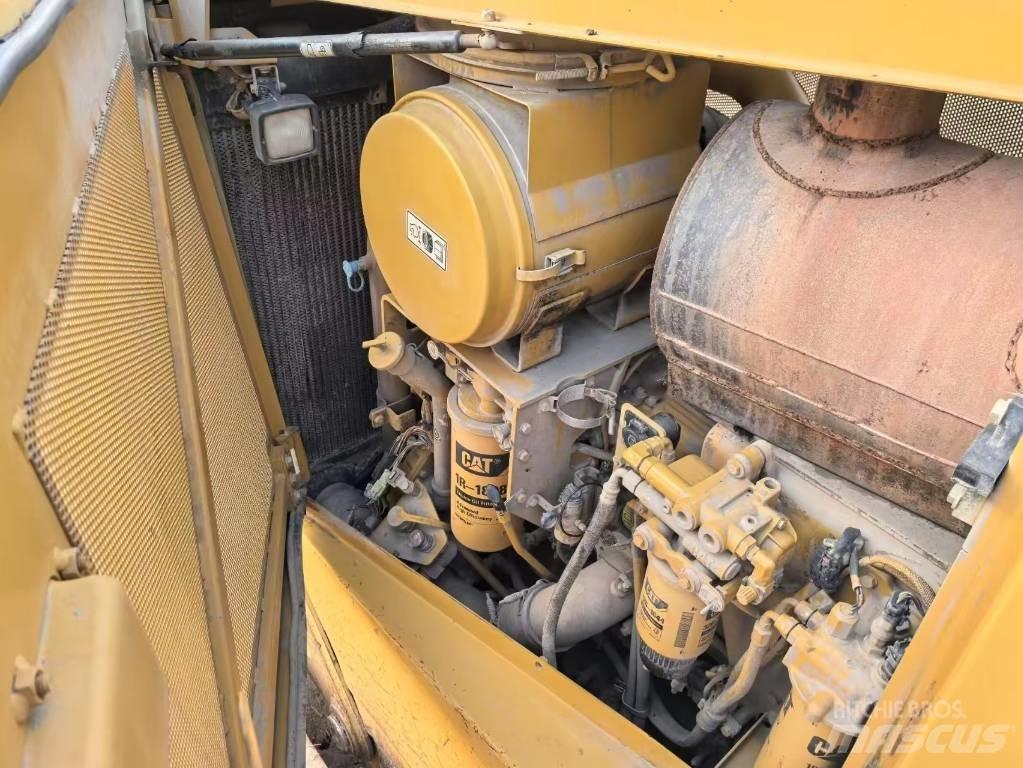 CAT D8T bulldozers Kāpurķēžu buldozeri