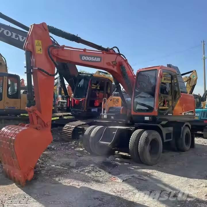 Doosan DX150W Ekskavatori uz riteņiem