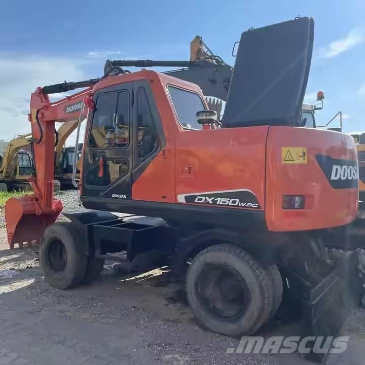 Doosan DX150W Ekskavatori uz riteņiem
