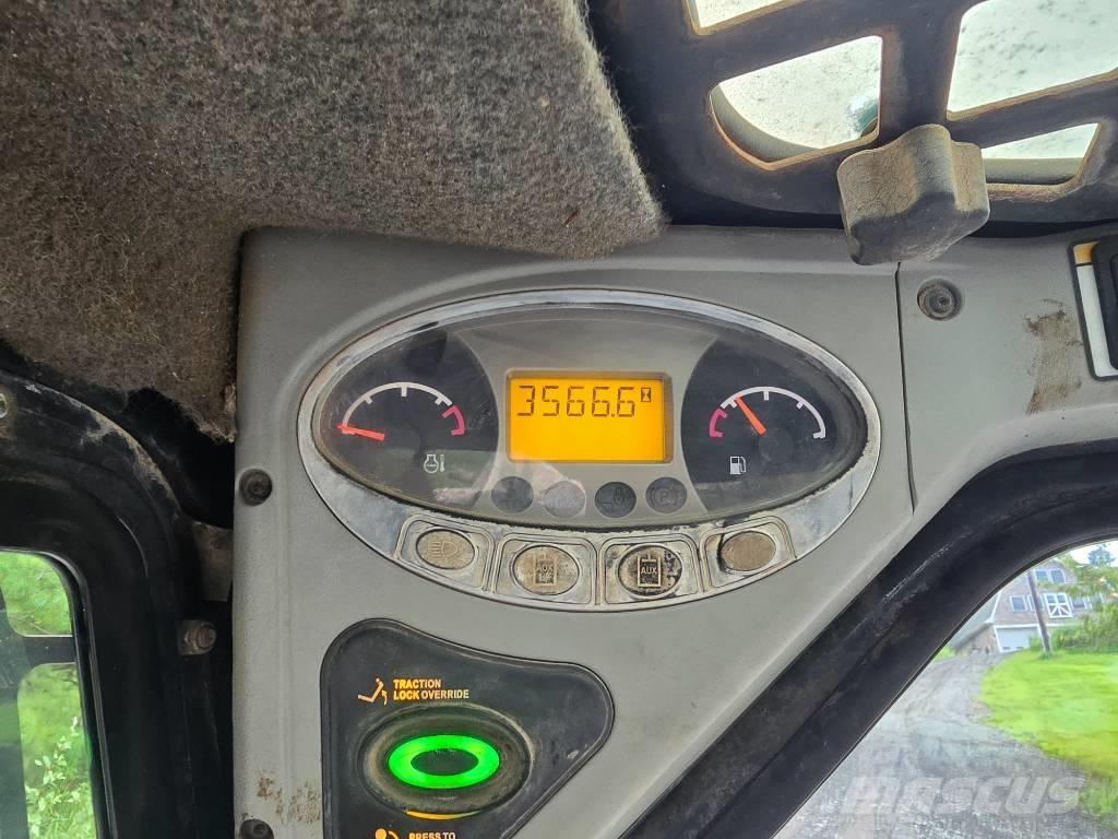 Bobcat T 320 Lietoti riteņu kompaktiekrāvēji