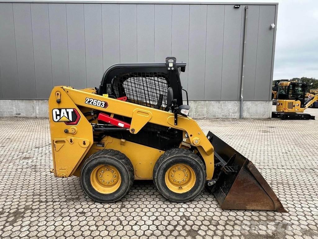 CAT 226D Lietoti riteņu kompaktiekrāvēji