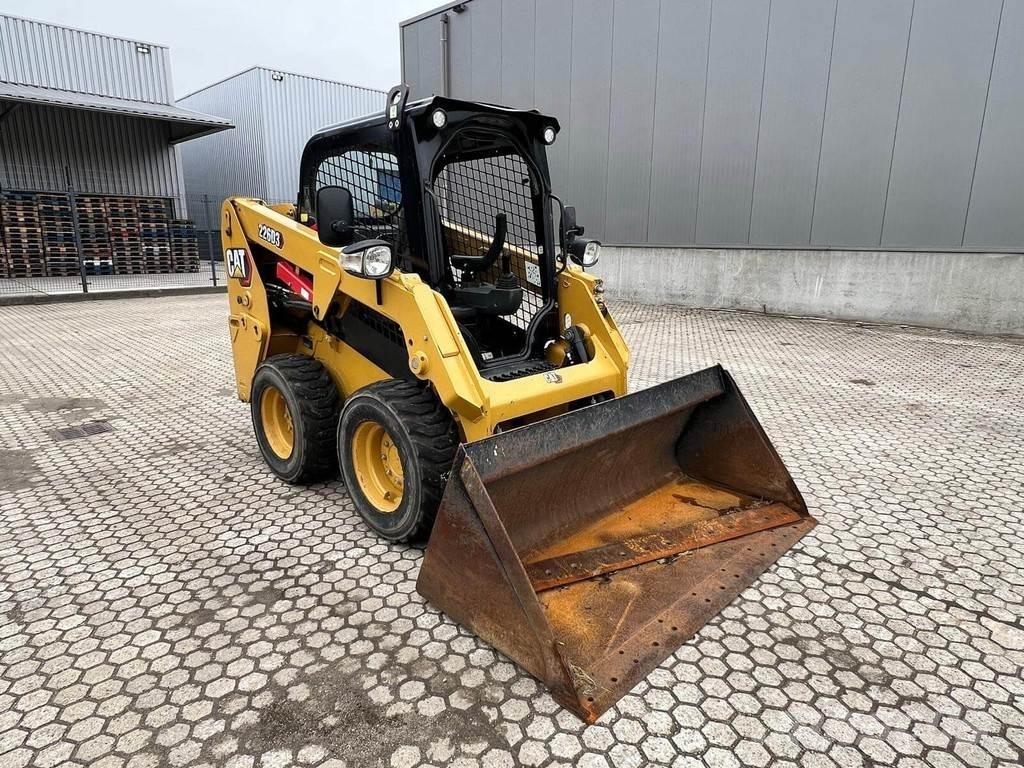 CAT 226D Lietoti riteņu kompaktiekrāvēji