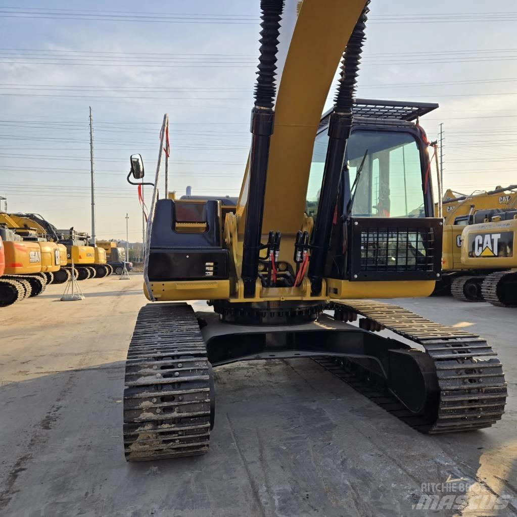 CAT 330 D2 Vidēja lieluma ekskavatori 7 t - 12 t