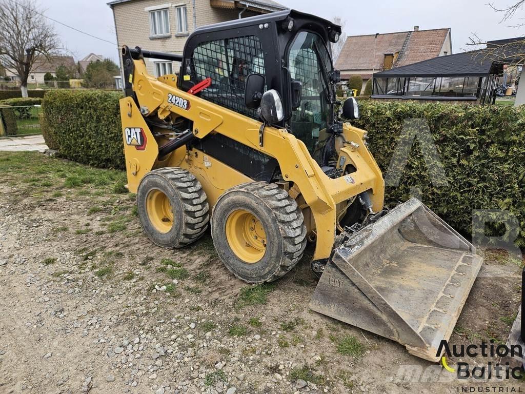 CAT 242 D 3 Lietoti riteņu kompaktiekrāvēji