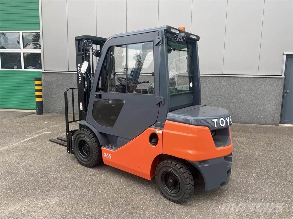 Toyota 52-8FDF25 Tehnika ar dīzeļa dzinēju