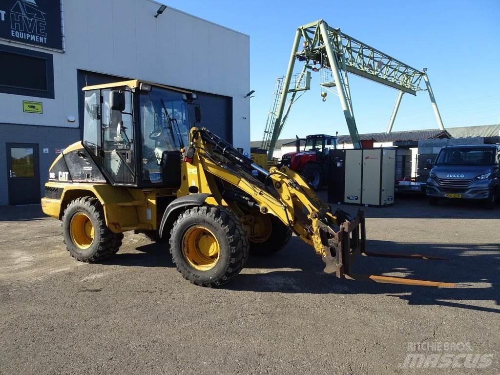CAT 908 Iekrāvēji uz riteņiem