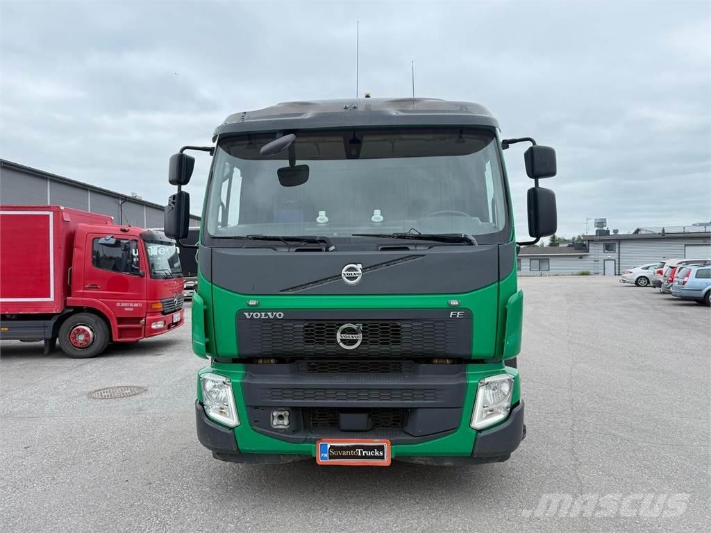 Volvo FE320 6x2*4 Treileri ar āķi