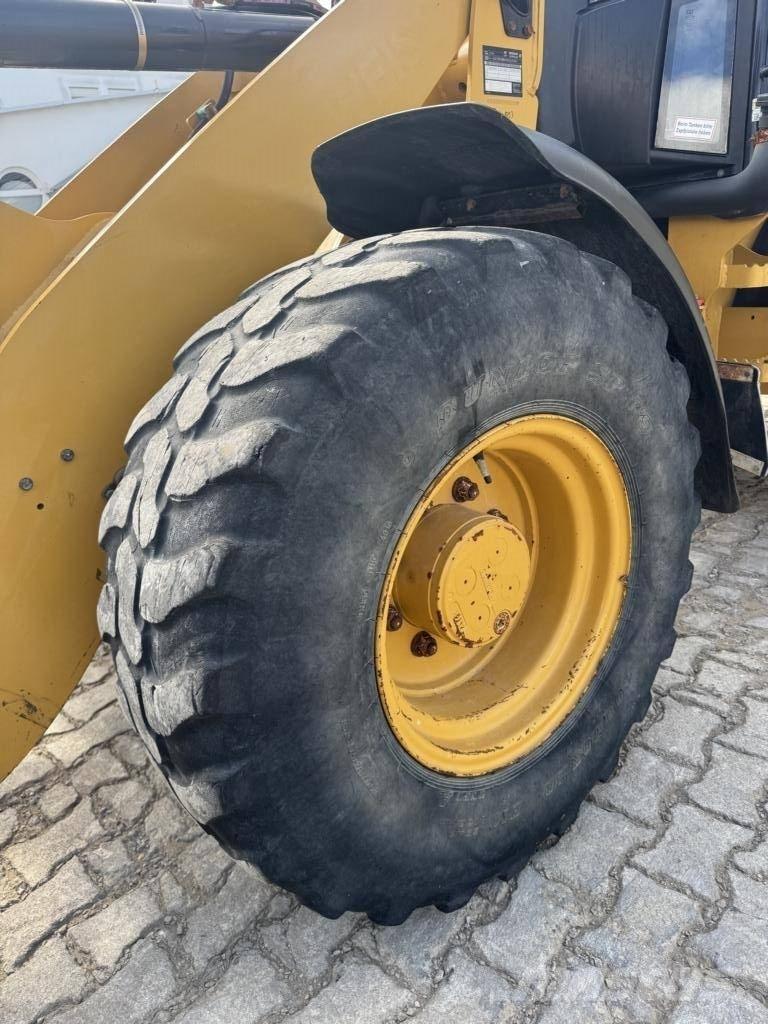 CAT 908M Iekrāvēji uz riteņiem