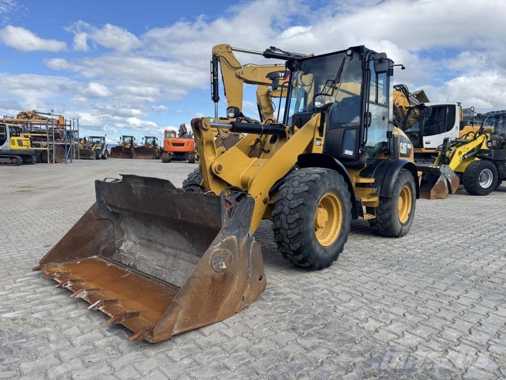 CAT 908M Iekrāvēji uz riteņiem