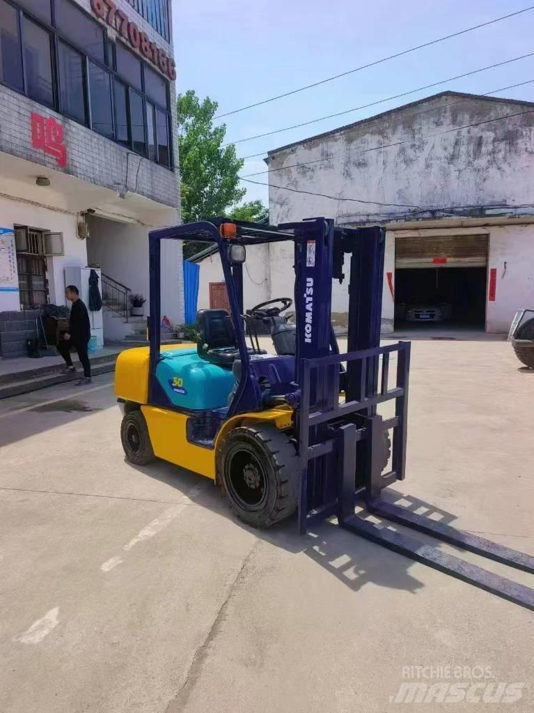 Komatsu FD 30 Tehnika ar dīzeļa dzinēju