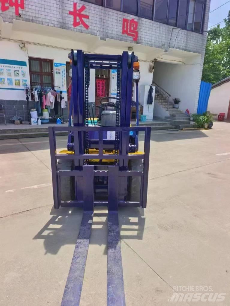 Komatsu FD 30 Tehnika ar dīzeļa dzinēju