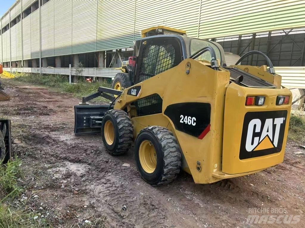 CAT 246 C Lietoti riteņu kompaktiekrāvēji