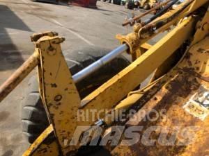 CAT 910 Iekrāvēji uz riteņiem