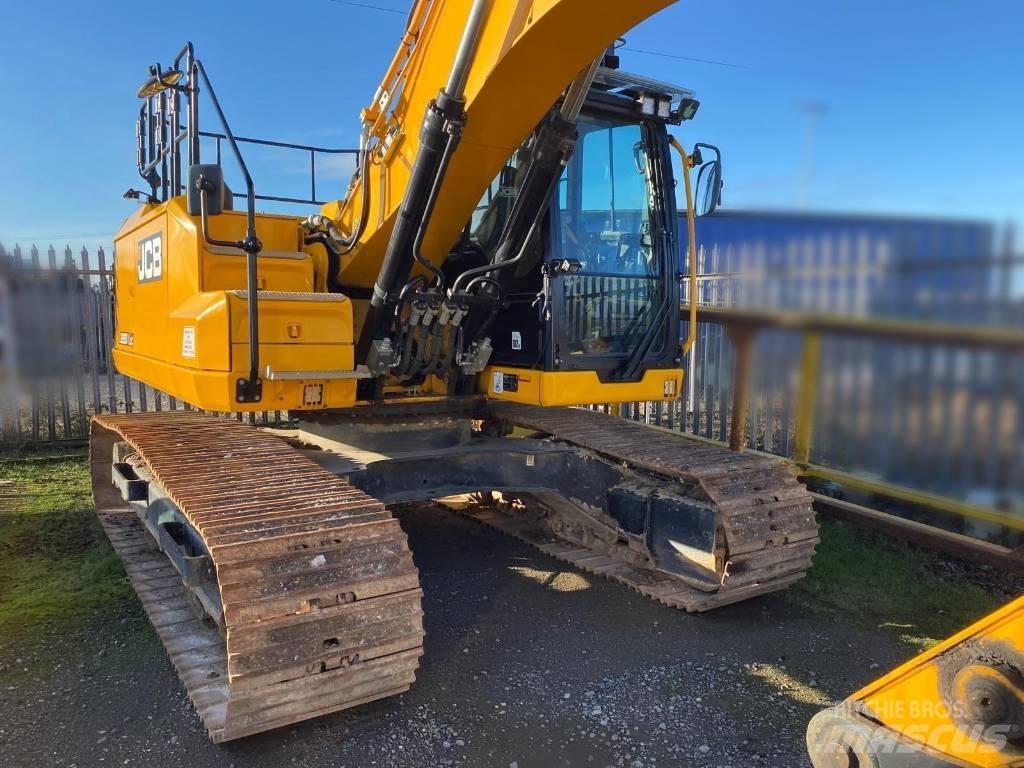 JCB JS 220 XL Ekskavatori ar kausu priekšā