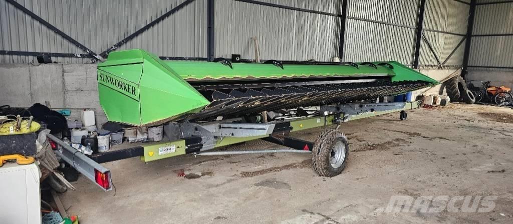 CLAAS Tucano 440 Ražas novākšanas kombaini