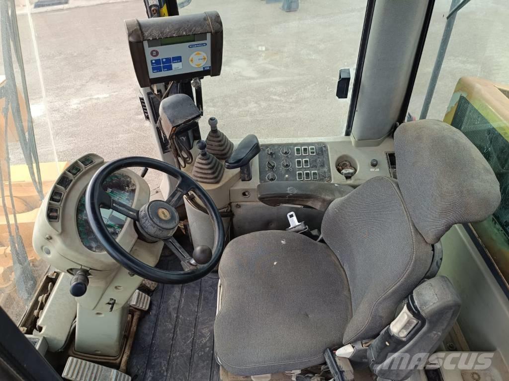 CASE 821C Iekrāvēji uz riteņiem