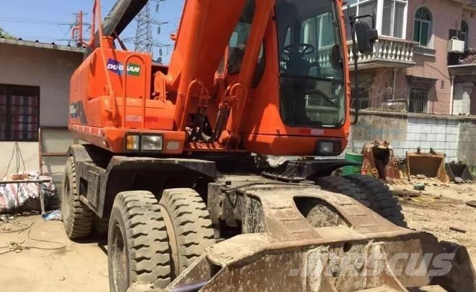 Doosan DH210W Ekskavatori uz riteņiem