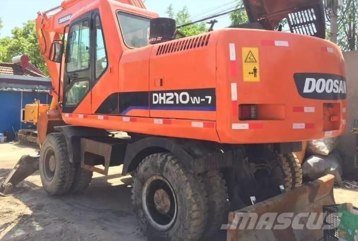 Doosan DH210W Ekskavatori uz riteņiem