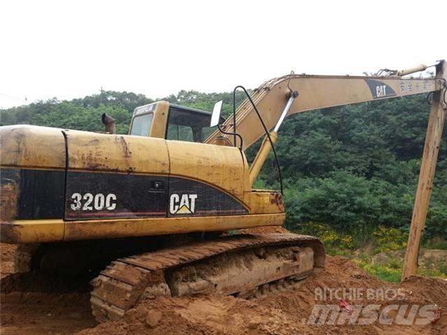 CAT 320 C Ekskavatori tālās sniedzamības darbiem
