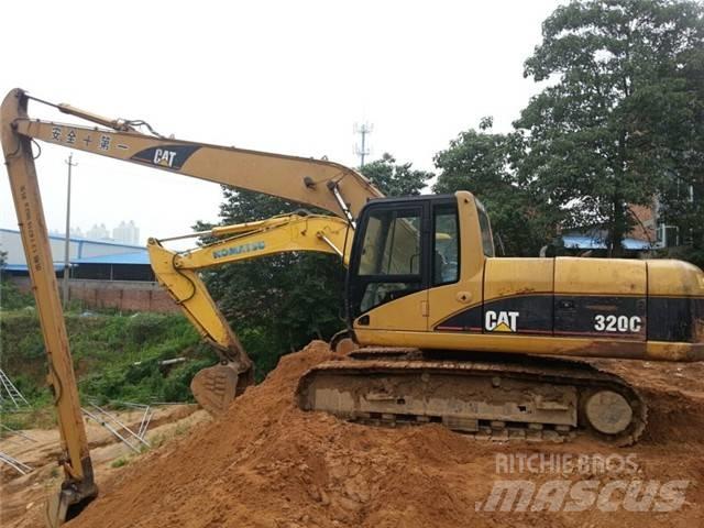 CAT 320 C Ekskavatori tālās sniedzamības darbiem