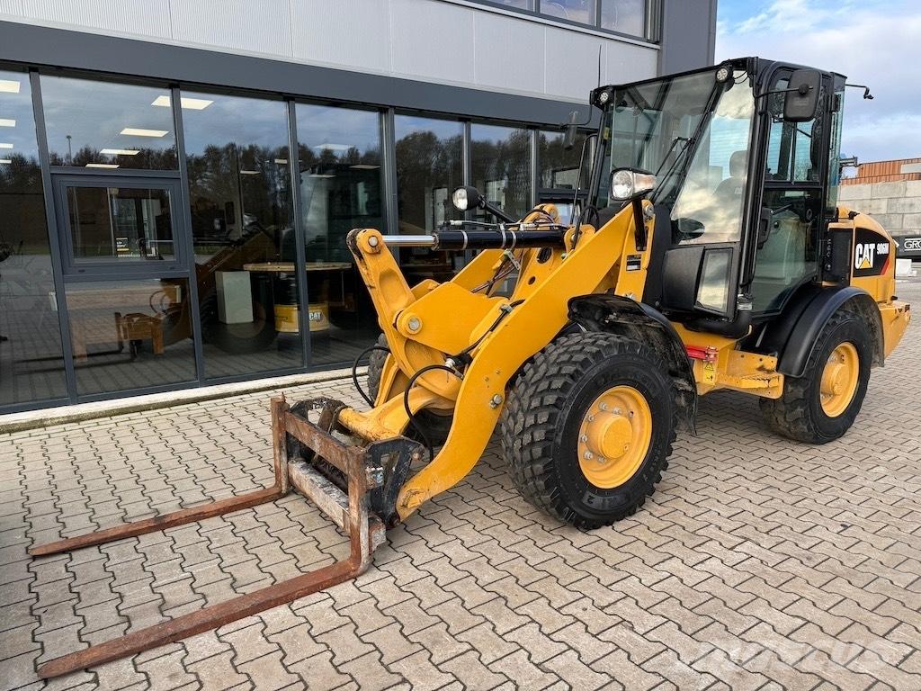CAT 906M Iekrāvēji uz riteņiem