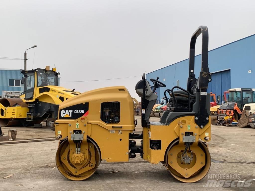 CAT CB 22B Divvalču grunts veltņi