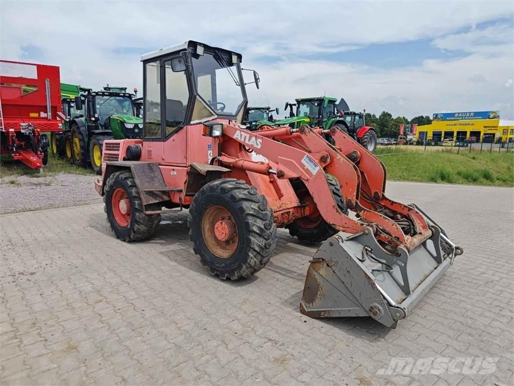 Atlas 72E Iekrāvēji uz riteņiem